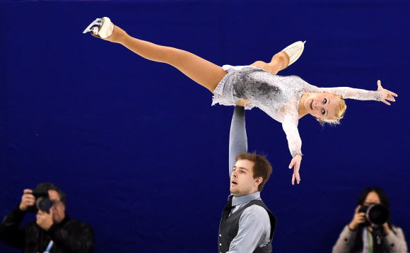 25일 중국 상하이의 오리엔탈 스포츠센터에서 열린 2015 ISU 피겨 스케이팅 세계선수권대회에서 페어 쇼트 프로그램에 참가한 벨라루스팀이 아찔한 퍼포먼스를 선보이고 있다.  ⓒAFPBBNews=News1