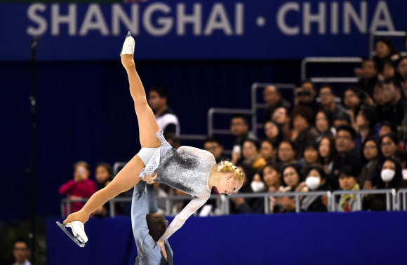 25일 중국 상하이의 오리엔탈 스포츠센터에서 열린 2015 ISU 피겨 스케이팅 세계선수권대회에서 페어 쇼트 프로그램에 참가한 벨라루스팀이 아찔한 퍼포먼스를 선보이고 있다.  ⓒAFPBBNews=News1