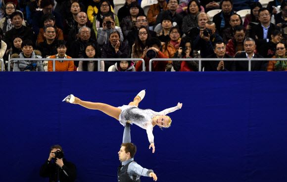 25일 중국 상하이의 오리엔탈 스포츠센터에서 열린 2015 ISU 피겨 스케이팅 세계선수권대회에서 페어 쇼트 프로그램에 참가한 벨라루스팀이 아찔한 퍼포먼스를 선보이고 있다.  ⓒAFPBBNews=News1