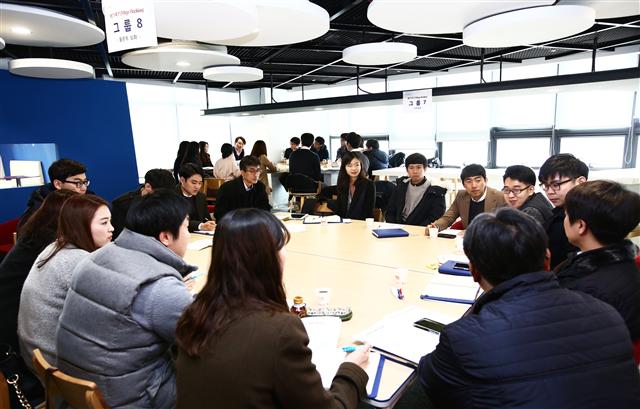 한국농어촌공사의 ‘메가루키’(Mega-Rookies)로 선발된 신입사원들이 그룹별로 모여 농어업 6차 산업화와 미래 성장동력을 위한 새로운 정책을 만들기 위해 토론하고 있다. 한국농어촌공사 제공
