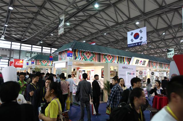 한국농수산식품유통공사(aT)가 지난해 5월 중국 상하이의 ‘2014 상하이 식품박람회’에 마련한 한국관에 바이어들이 많은 관심을 보였다. 총 68개 한국 업체가 참가해 8600만 달러의 수출 상담 실적을 올렸다. aT 제공
