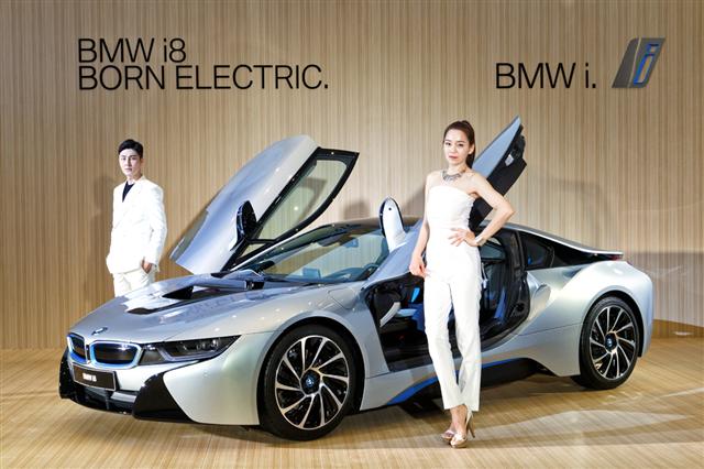 26일 서울 중구 동대문 디자인플라자에서 모델들이 BMW 최초의 플러그 인 하이브리드(PHEV) 스포츠카 i8을 소개하고 있다. BMW코리아 제공