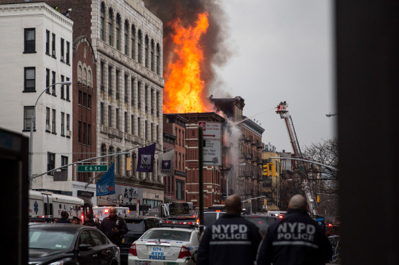 26일(현지시간) 오후 미국 뉴욕 맨해튼의 이스트빌리지의 2번가에 위치한 5층짜리 주상복합건물에서 화재가 발생해 화염이 하늘 높이 솟아오르고 있다. ⓒAFPBBNews=News1