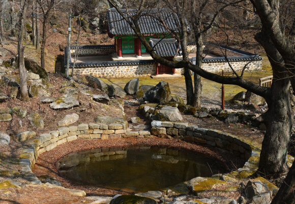 ‘제왕운기’를 집필한 이승휴의 위패를 모신 동안사.