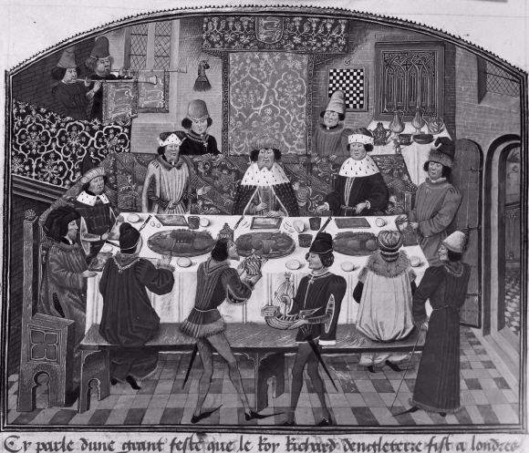 15세기 말 잉글랜드의 리처드 2세와 요크, 글로스터, 아일랜드의 공작들이 개인 나이프와 와인잔, 흰 밀로 만든 롤빵이 차려진 식탁에 둘러앉아 있다. 테이블 가운데 구운 고기 접시가 놓여 있는 식당 벽은 호화로운 태피스트리로 장식돼 있고 나팔을 부는 악사들도 흥미롭다.  다른세상 제공