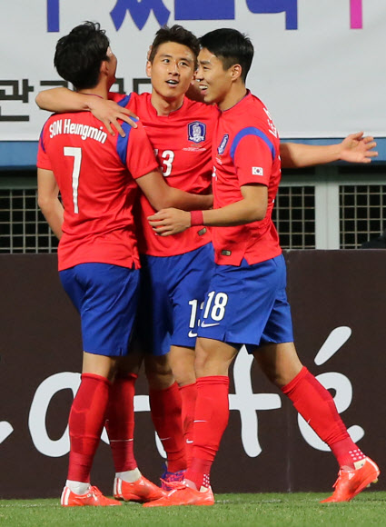 27일 오후 대전월드컵경기장에서 열린 축구 국가대표팀 평가전 대한민국 대 우즈베키스탄과의 경기. 대한민국 구자철이 첫 골을 넣은 후 기뻐하고 있다.  연합뉴스