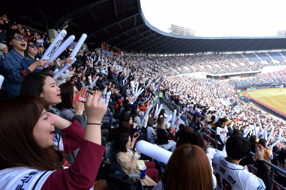 KBO리그 개막 이틀째인 29일 두산-NC전이 열린 잠실구장에서 팬들이 관중석을 가득 메운 채 열띤 응원을 펼치고 있다.  이언탁 기자 utl@seoul.co.kr