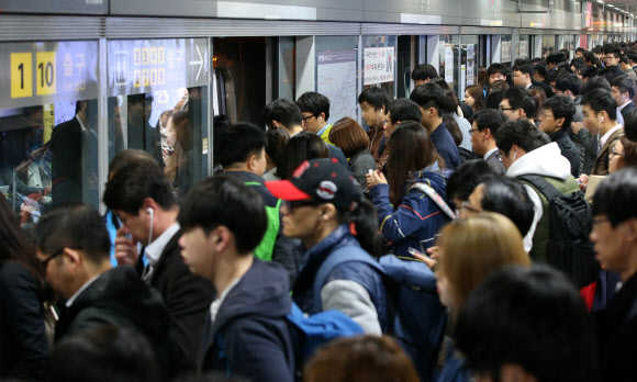 서울 지하철 9호선 2단계 구간이 개통된 뒤 첫 출근일인 30일 오전 가양역에서 많은 시민이 전동차를 타고 있다. 연합뉴스