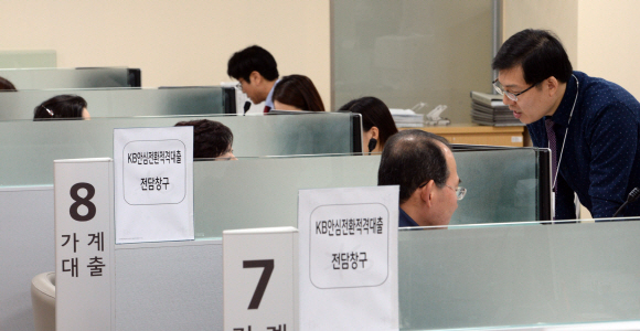 안심전환대출 2차 판매가 시작된 30일 국민은행 남대문 지점을 찾은 시민들이 상담을 받고 있다.  도준석 기자 pado@seoul.co.kr