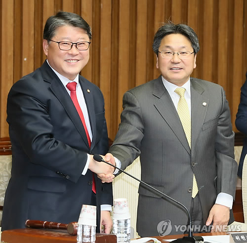새누리당 조원진 의원(왼쪽)과 새정치민주연합 강기정 의원 연합뉴스