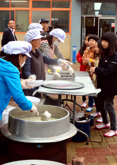 무상급식이 중단 첫 날인 1일 오전 진주 지수면 지수초등학교 학부모회에서 직접 학생들 점심을 마련했다.  강성남 선임기자 snk@seoul.co.kr