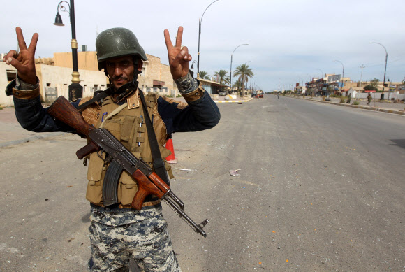 4월 1일(현지시간) 이라크 살라딘 주의 주도 티크리트에서 시아파 민병대원들이 치열한 교정 끝에 이슬람 국가(IS) 무장 세력을 격퇴한 후 V를 그리고 있다. ⓒAFPBBNews=News1