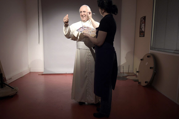 3월 30일(현지시간) 프랑스 파리의 그래뱅 박물관에 한 예술가가 프란치스코 교황의 밀랍인형의 마무리 수정을 하고 있다.  ⓒAFPBBNews=News1