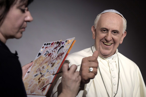 3월 30일(현지시간) 프랑스 파리의 그래뱅 박물관에 한 예술가가 프란치스코 교황의 밀랍인형의 마무리 수정을 하고 있다.  ⓒAFPBBNews=News1