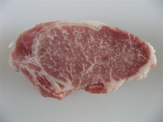 제주흑돼지 등심 부위. 제주흑돼지는 일반 돼지고기보다 지방함량이 높아 고소하고 육질도 쫄깃하다.