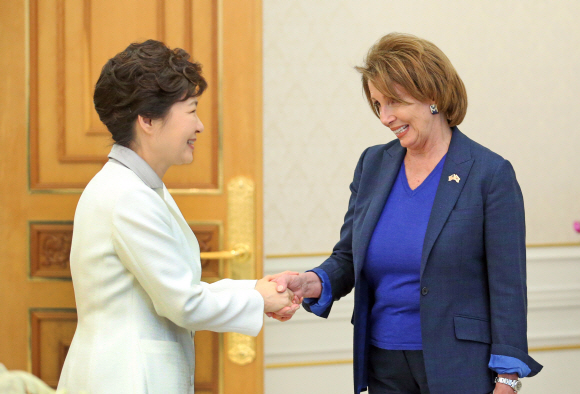 박근혜(왼쪽) 대통령이 2일 청와대를 방문한 낸시 펠로시 미국 하원 민주당 원내대표와 악수하며 인사를 나누고 있다.  안주영 기자 jya@seoul.co.kr
