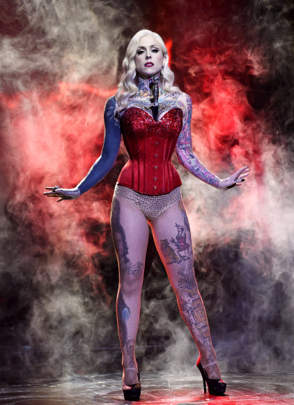 2일(현지시간) 프랑스 파리의 리도에서 파리 카바레쇼인 리도쇼의 새 시사풍자극 “파리 메르베이유”의 리허설이 진행되고 있는 가운데 한 무용수가 사브르를 삼키는 동작을 하고 있다. ⓒAFPBBNews=News1