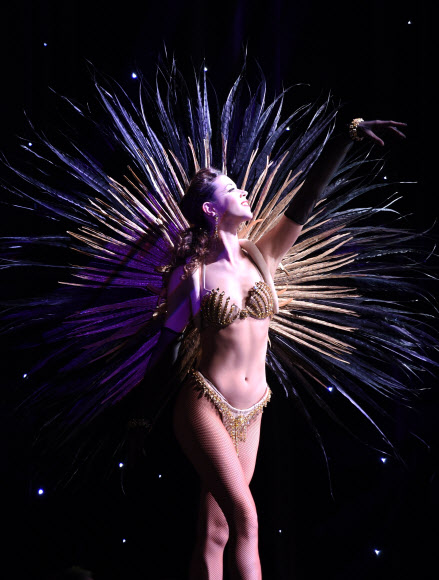 2일(현지시간) 프랑스 파리의 리도에서 파리 카바레쇼인 리도쇼의 무용수가 새 시사풍자극 “파리 메르베이유”의 리허설을 하고 있다.  ⓒAFPBBNews=News1