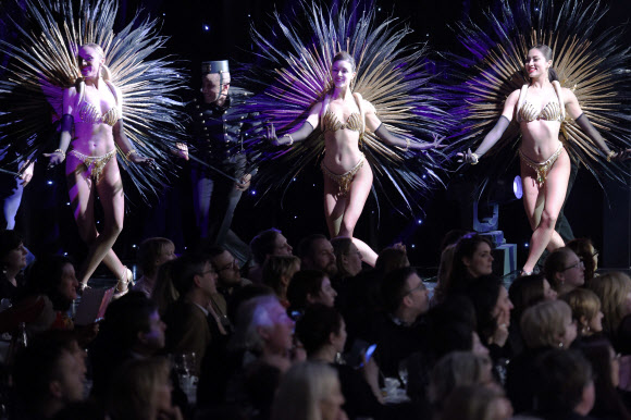 2일(현지시간) 프랑스 파리의 리도에서 파리 카바레쇼인 리도쇼의 무용수가 새 시사풍자극 “파리 메르베이유”의 리허설을 하고 있다.  ⓒAFPBBNews=News1