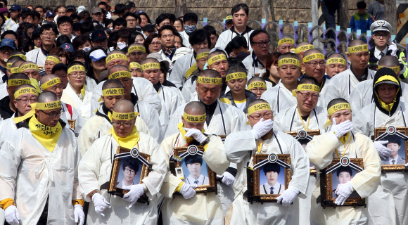 영정 사진 들고 행진하는 세월호 유가족