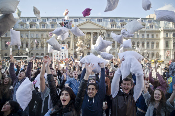 4일(현지시간) 루마니아의 수도 부쿠레슈티에서 열린 ‘국제 베개싸움의 날’ 행사에서 참가자들이 베개를 하늘 높이 던지며 행사의 시작을 알리고 있다.  AFP=연합