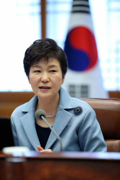 박근혜 대통령이 6일 오전 수석비서관회의에서 모두발언을 하고 있다.  안주영 기자 jya@seoul.co.kr