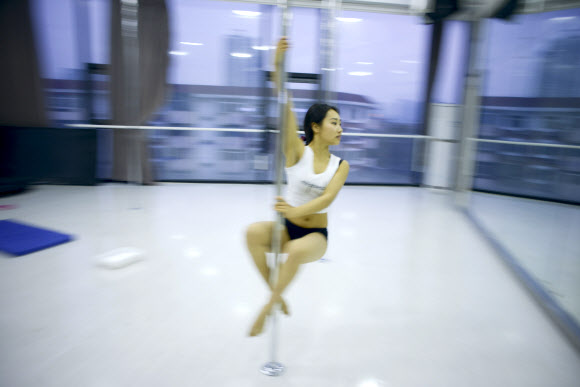 중국 톈진(天津)에서 폴댄스 교육(Pole dancing lesson)을 받는 여성들