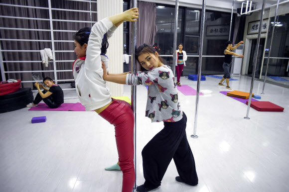 중국 톈진(天津)에서 폴댄스 교육(Pole dancing lesson)을 받는 여성들