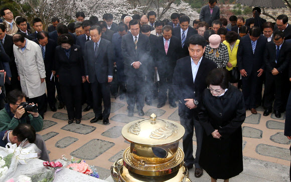 이희호 여사가 7일 오전 서울 동작구 국립서울현충원 김대중 전 대통령 묘역에서 동교동계 인사들과 함께 묵념을 하고 있다.  연합뉴스