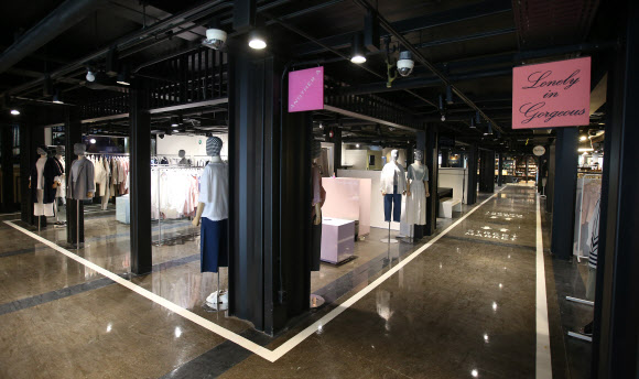 한국판 ’컨테이터 파크’가 건대입구 인근에 들어선다. 코오롱인더스트리FnC부문은 이달 10일 건대 상권에 국내 최초의 컨테이너 복합 쇼핑몰인 ’커먼 그라운드’를 열고 유통사업을 본격화한다고 8일 밝혔다. 커먼그라운드는 에바주니·웨이즈스펠·문샷·뉴에라·반스 등 56개의 패션브랜드, 도레도레·더 부스·아날로그 키친·김치버스 16개의 식음료 브랜드 등이 들어선 쇼핑 공간과 공연·전시가 가능한 문화 공간으로 구성된 쇼핑몰이다. 사진은 이날 오후 서울 광진구 자양동에 위치한 ’커먼 그라운드’ 내부.  연합뉴스