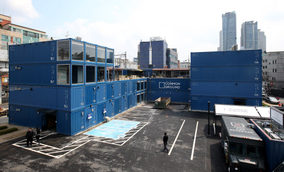 한국판 ’컨테이터 파크’가 건대입구 인근에 들어선다. 코오롱인더스트리FnC부문은 이달 10일 건대 상권에 국내 최초의 컨테이너 복합 쇼핑몰인 ’커먼 그라운드’를 열고 유통사업을 본격화한다고 8일 밝혔다. 커먼그라운드는 에바주니·웨이즈스펠·문샷·뉴에라·반스 등 56개의 패션브랜드, 도레도레·더 부스·아날로그 키친·김치버스 16개의 식음료 브랜드 등이 들어선 쇼핑 공간과 공연·전시가 가능한 문화 공간으로 구성된 쇼핑몰이다. 사진은 이날 오후 서울 광진구 자양동에 위치한 ’커먼 그라운드’. 연합뉴스