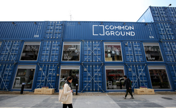 한국판 ’컨테이터 파크’가 건대입구 인근에 들어선다. 코오롱인더스트리FnC부문은 이달 10일 건대 상권에 국내 최초의 컨테이너 복합 쇼핑몰인 ’커먼 그라운드’를 열고 유통사업을 본격화한다고 8일 밝혔다. 커먼그라운드는 에바주니·웨이즈스펠·문샷·뉴에라·반스 등 56개의 패션브랜드, 도레도레·더 부스·아날로그 키친·김치버스 16개의 식음료 브랜드 등이 들어선 쇼핑 공간과 공연·전시가 가능한 문화 공간으로 구성된 쇼핑몰이다. 사진은 이날 오후 서울 광진구 자양동에 위치한 ’커먼 그라운드’. 연합뉴스