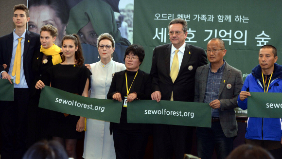 오드리 헵번 어린이재단의 설립자인 션 헵번(오른쪽 세 번째)이 9일 서울 중구 한국프레스센터에서 “전남 진도에 ‘세월호 기억의 숲’을 조성하겠다”고 밝힌 뒤 4·16가족협의회원들과 같이 포즈를 취하고 있다. 이언탁 기자 utl@seoul.co.kr