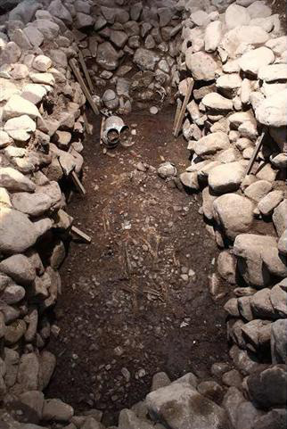 30대 여성과 20대 남성으로 추정되는 유골이 발견된 돌무지덧널무덤 내부 모습. 주 피장자인 여성 위쪽으로 남성의 유골이 겹쳐져 있다.  신라문화유산연구원 제공