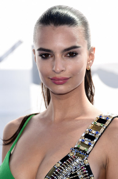 12일(현지시간) 미국 캘리포니아 주 로스앤젤레스에서 열린 2015 제24회 MTV 영화제에 참석한 영국 출신의 모델 에밀리 라타이코브스키(24)가 몸매가 아찔하게 드러난 의상을 입고 포즈를 취하고 있다. ⓒAFPBBNews=News1