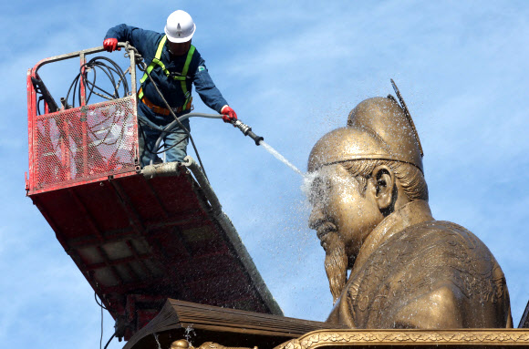 세종대왕 동상 봄맞이 목욕 중