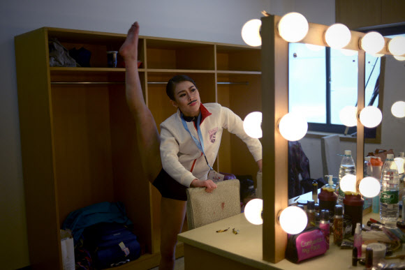 12일(현지시간) 중국 베이징의 2015 세계 폴댄스 선수권 대회가 시작되기 전 폴댄서가 대기실에서 스트레칭을 하며 몸을 풀고 있다. 4개 대륙 10개국 이상의 나라에서 참가한 폴댄서들은 폴 댄스가 올림픽 정식 종목으로 채택되어야 한다고 주장하고 있다.  ⓒAFPBBNews=News1