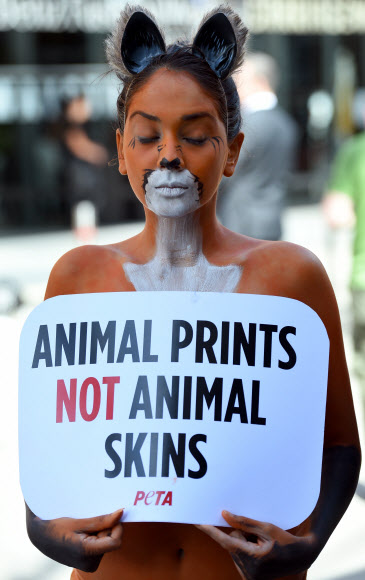 13일 2015 패션위크가 열리고 있는 호주 시드니에서 바디페인팅을 한 동물애호단체 PETA 회원들이 패션디자이너들의 퍼, 울, 가죽 등 동물의 가죽 사용을 자제해달라는 시위를 벌이고 있다.  ⓒAFPBBNews=News1