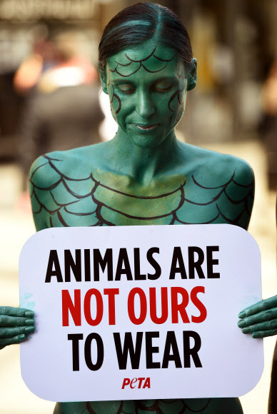13일 2015 패션위크가 열리고 있는 호주 시드니에서 바디페인팅을 한 동물애호단체 PETA 회원들이 패션디자이너들의 퍼, 울, 가죽 등 동물의 가죽 사용을 자제해달라는 시위를 벌이고 있다.  ⓒAFPBBNews=News1