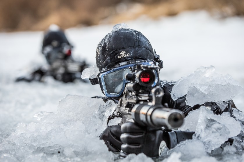 얼음물에서 K7 소음기관단총을 겨누는 특전사 장병. ⓒ대한민국 국군 플리커(국방부)