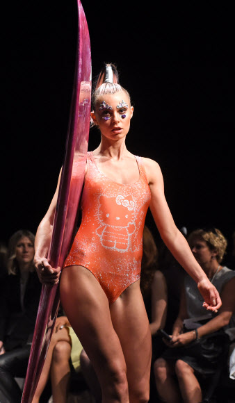 15일 호주 시드니에서 패션위크가 열린 가운데 현지 브랜드 ‘본다이 베이더’(Bondi Bather)의 작품을 모델이 선보이고 있다. ⓒAFPBBNews=News1