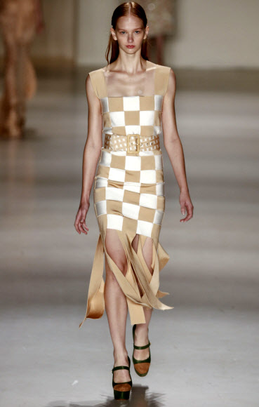 15일(현지시간) 브라질 상파울루에서 2016 상파울루 패션위크 여름 컬렉션이 열린 가운데 롤리타(Lollita)의 작품 의상을 입은 모델이 런웨이 위를 걷고 있다. ⓒAFPBBNews=News1