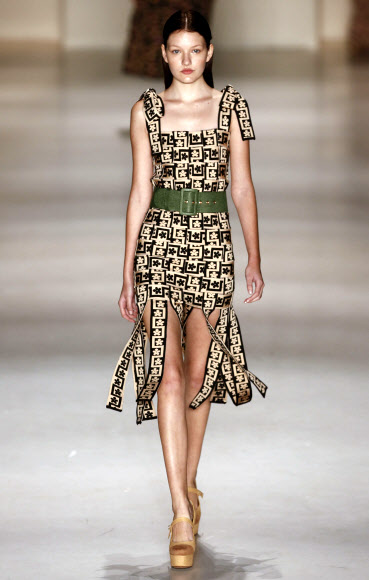 15일(현지시간) 브라질 상파울루에서 2016 상파울루 패션위크 여름 컬렉션이 열린 가운데 롤리타(Lollita)의 작품 의상을 입은 모델이 런웨이 위를 걷고 있다. ⓒAFPBBNews=News1