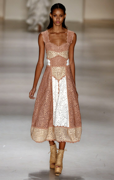 15일(현지시간) 브라질 상파울루에서 2016 상파울루 패션위크 여름 컬렉션이 열린 가운데 롤리타(Lollita)의 작품 의상을 입은 모델이 런웨이 위를 걷고 있다. ⓒAFPBBNews=News1