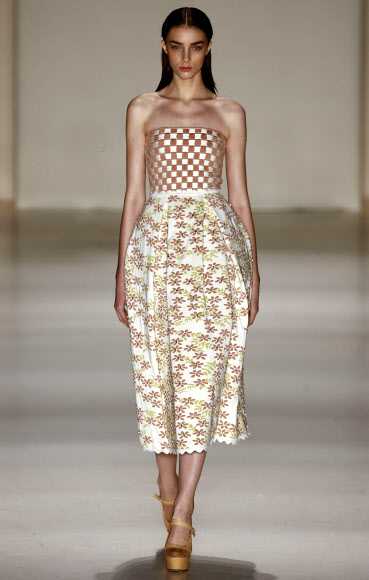 15일(현지시간) 브라질 상파울루에서 2016 상파울루 패션위크 여름 컬렉션이 열린 가운데 롤리타(Lollita)의 작품 의상을 입은 모델이 런웨이 위를 걷고 있다. ⓒAFPBBNews=News1