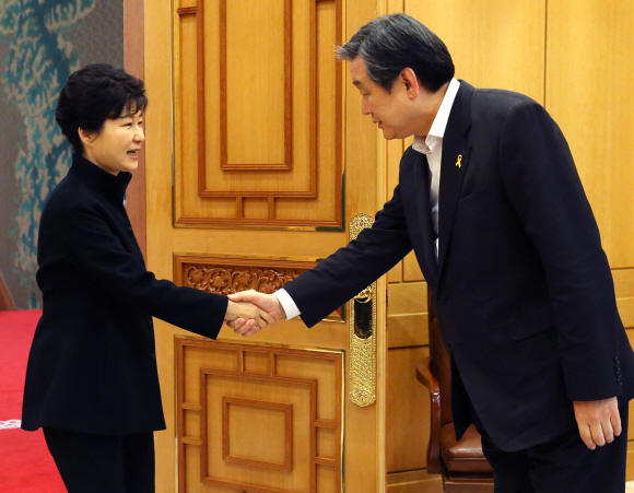남미 순방을 앞둔 박근혜 대통령이 16일 오후 청와대에서 새누리당 김무성 대표최고위원과 회동을 갖기 전 인사를 나누고 있다.  청와대 제공
