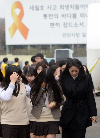 세월호 참사 1주기이자 빗방울이 오락가락한 16일 경기 안산합동분향소에서 분향을 마친 단원고 학생들이 눈물을 훔치며 나오고 있다. 정연호 기자 tpgod@seoul.co.kr