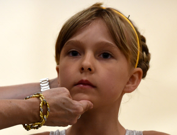 16일(현지시간) 뉴욕 차이나타운에 위치한 P.S. 124 영윙학교에서 아메리칸발레학교(SAB) 교직원들이 겨울방학 발레스쿨에 입교를 희망하는 6-7세 어린이들을 평가하고 있다.  ⓒAFPBBNews=News1