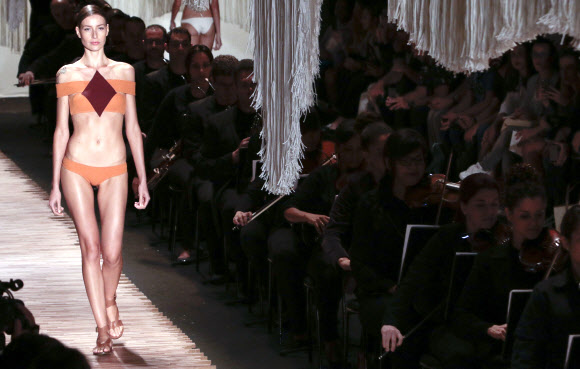 16일(현지시간) 브라질 상파울루에서 열린 상파울루 패션위크 2016 여름 컬렉션 패션쇼에서 한 모델이 수영복 브랜드 레니 니메여(Lenny Niemeyer)의 작품 의상을 입고 런웨이에서 포즈를 취하고 있다. ⓒAFPBBNews=News1
