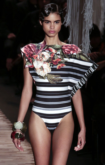 16일(현지시간) 브라질 상파울루에서 열린 상파울루 패션위크 2016 여름 컬렉션 패션쇼에서 한 모델이 수영복 브랜드 레니 니메여(Lenny Niemeyer)의 작품 의상을 입고 런웨이에서 포즈를 취하고 있다. ⓒAFPBBNews=News1